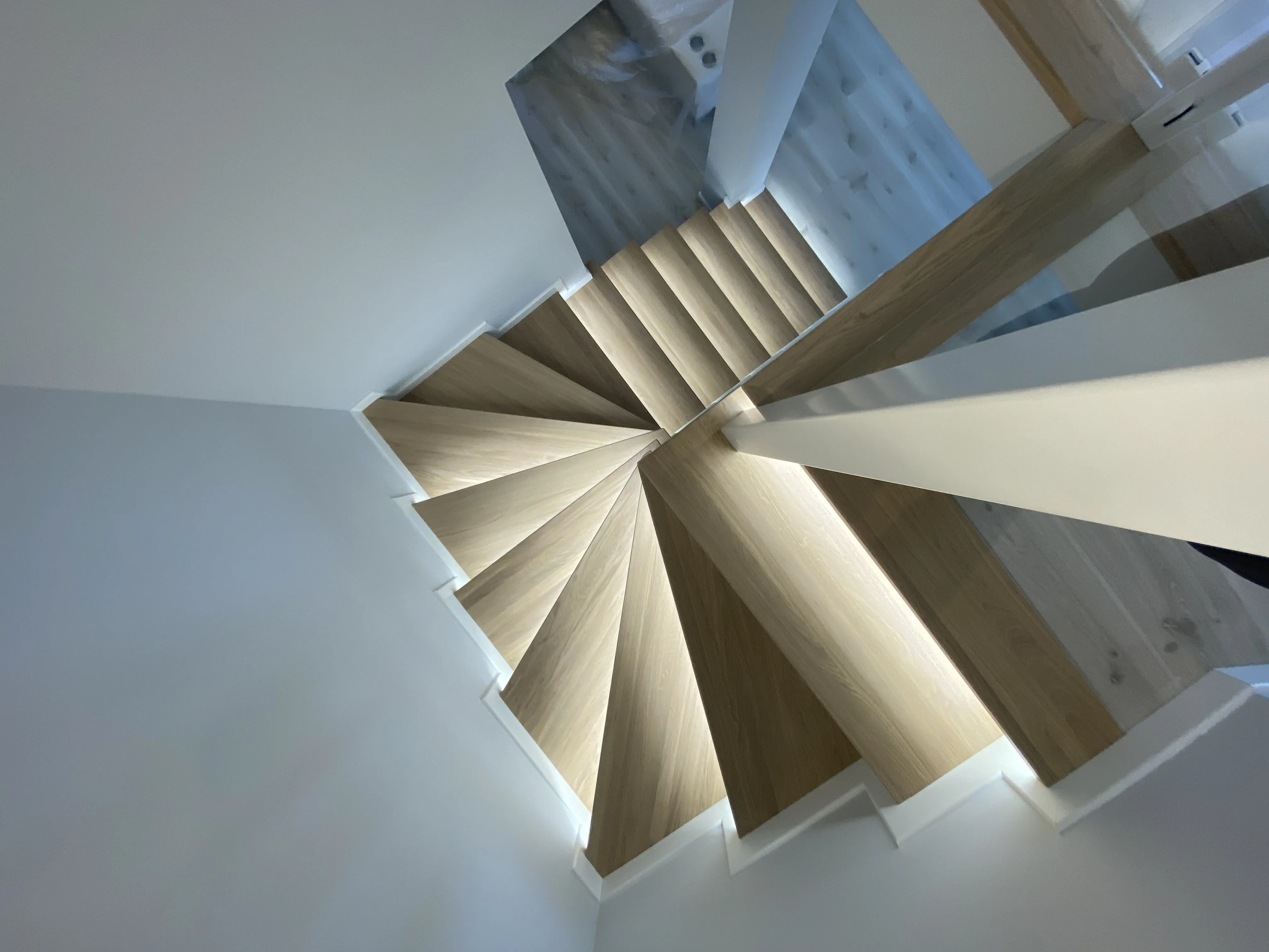 Schody z galerią, Kąty