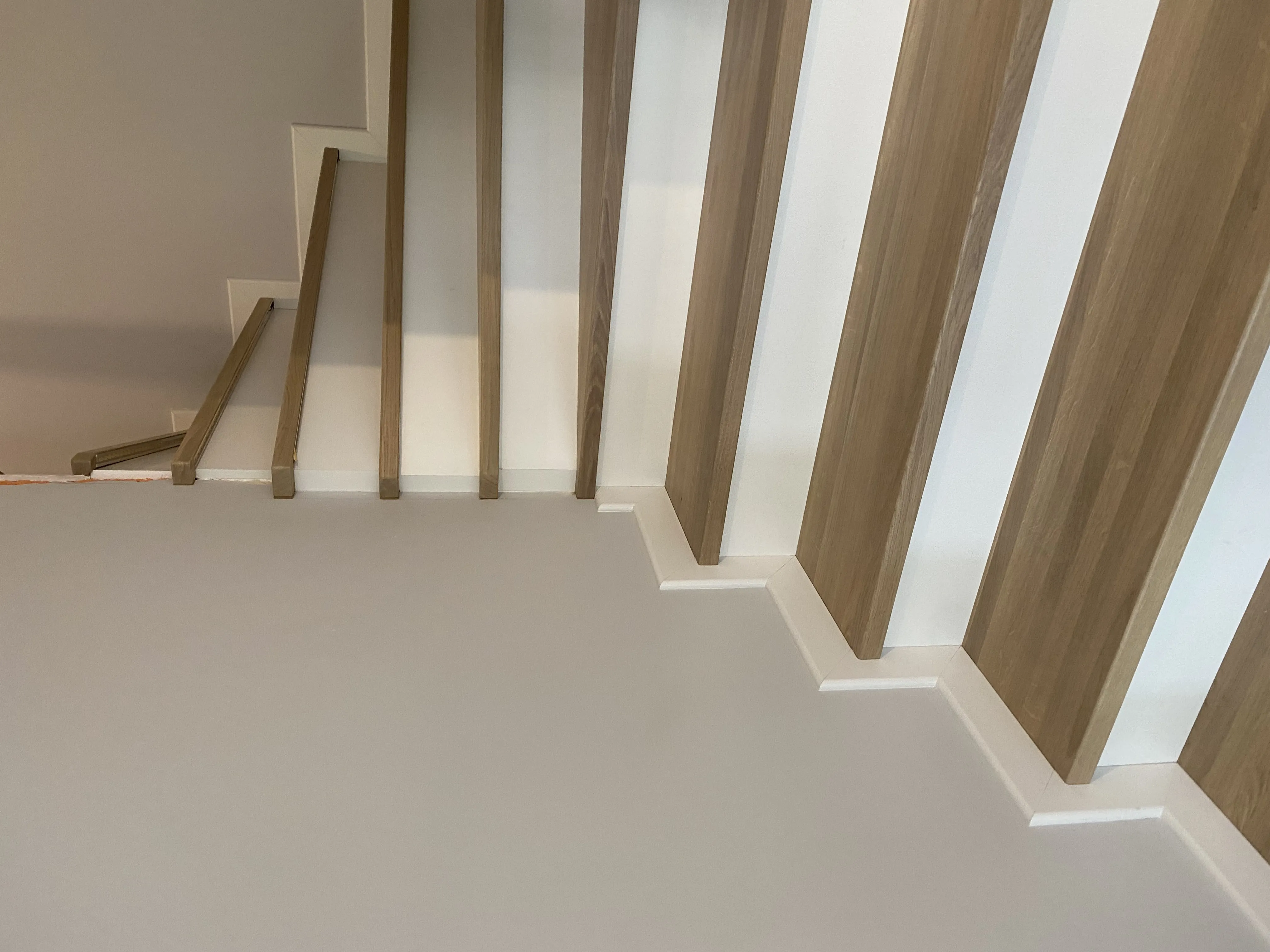 Schody z galerią, Kąty