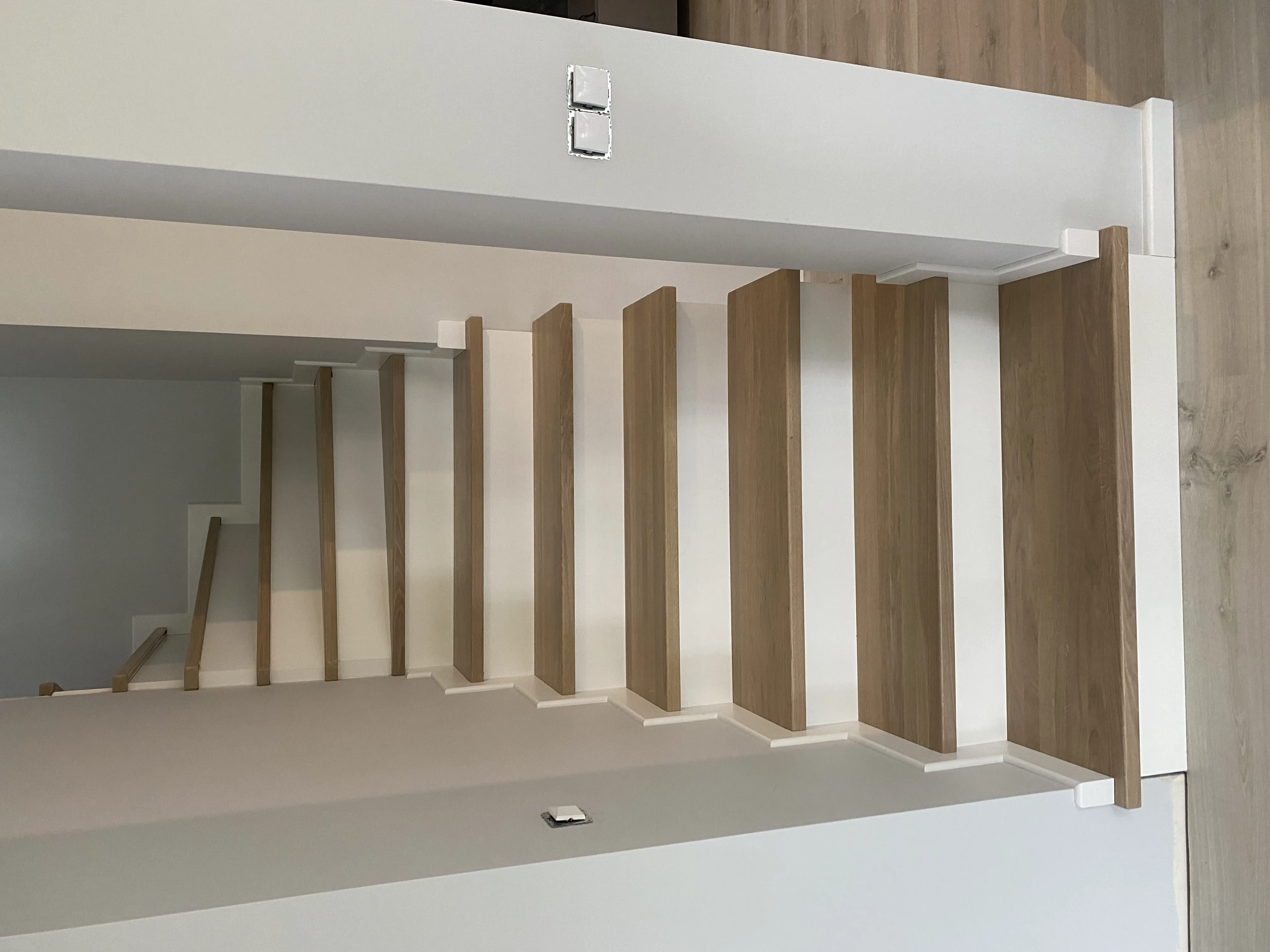 Schody z galerią, Kąty