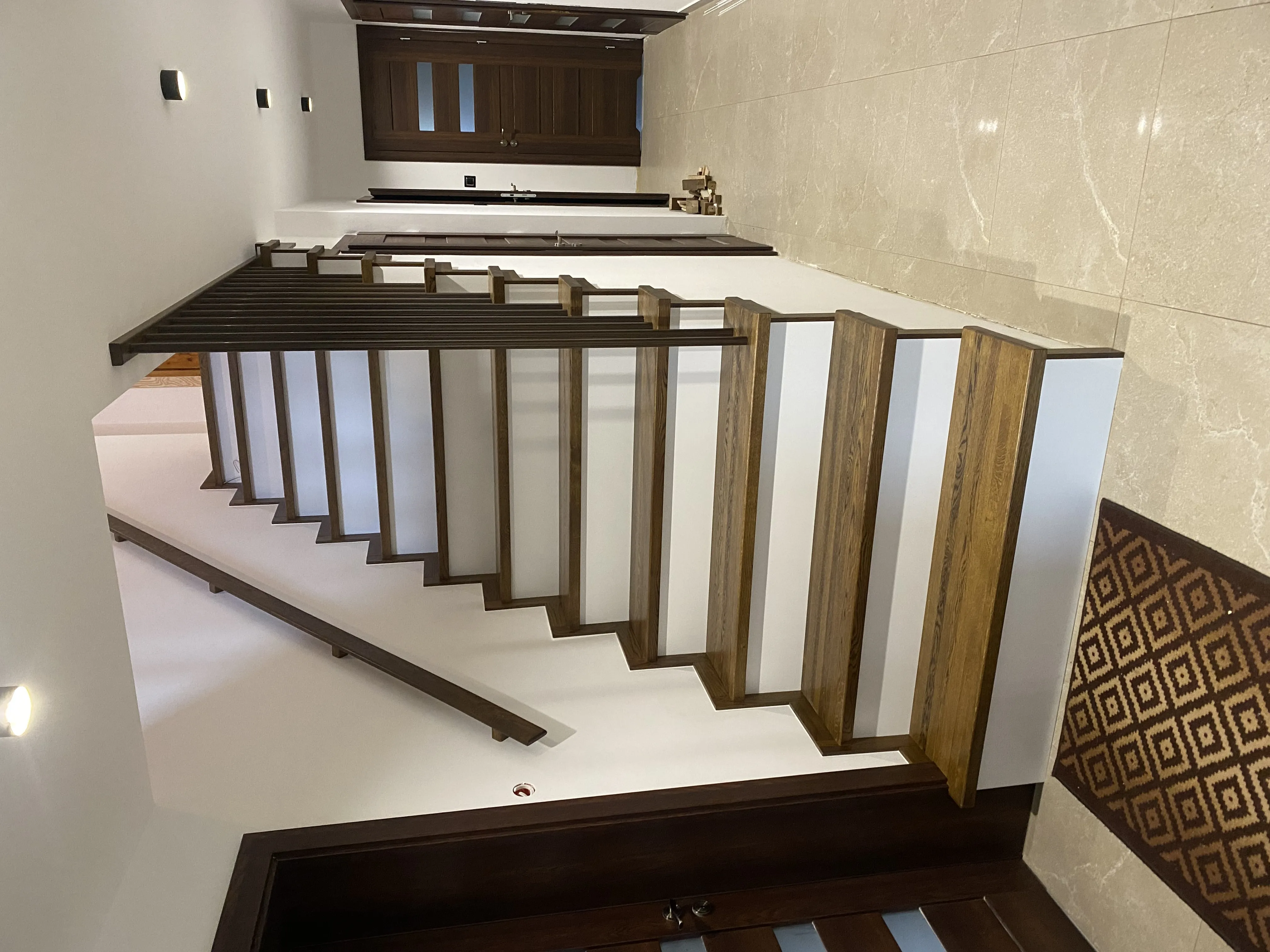 Schody i podłoga, Ostrowik