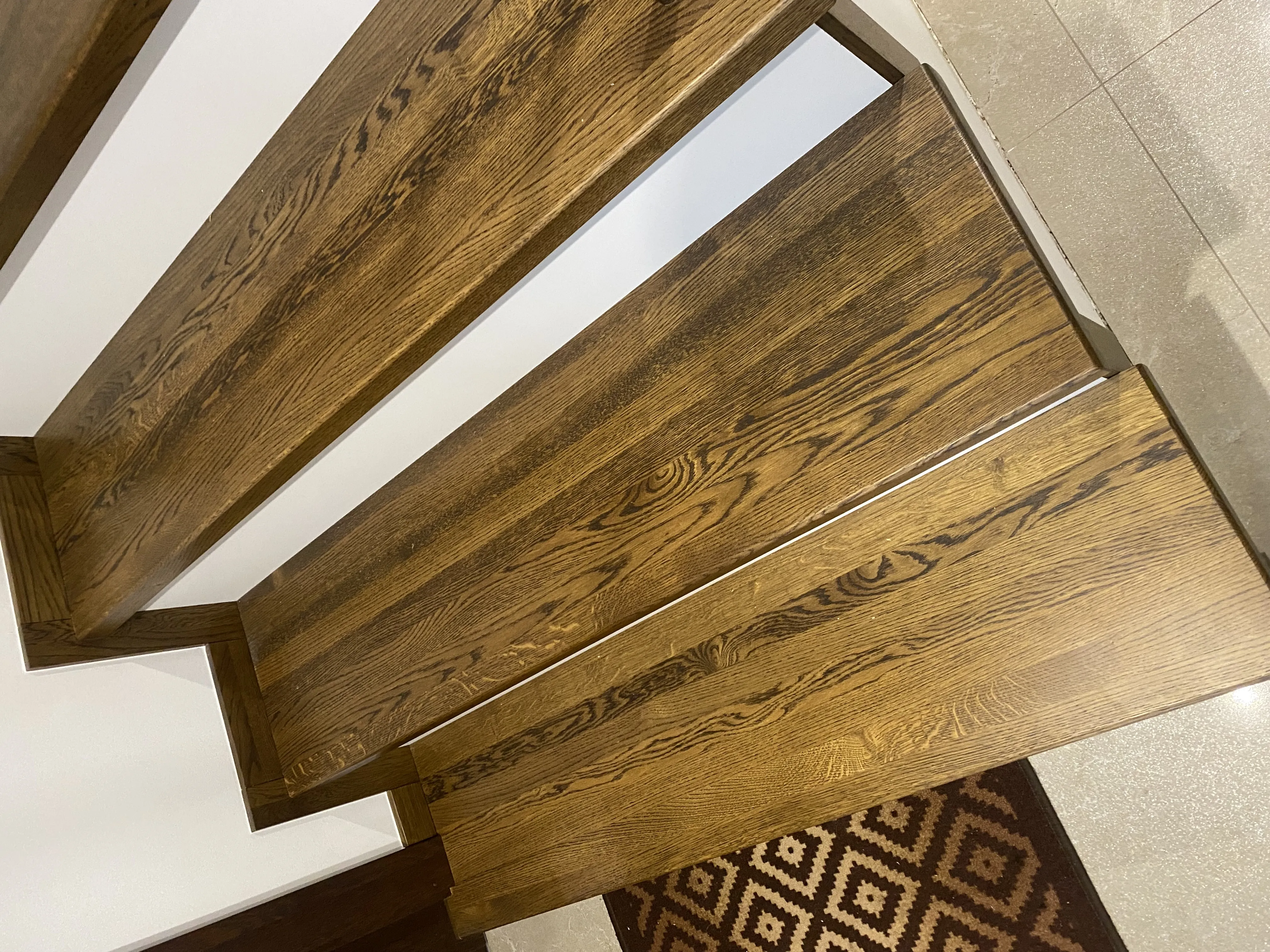 Schody i podłoga, Ostrowik